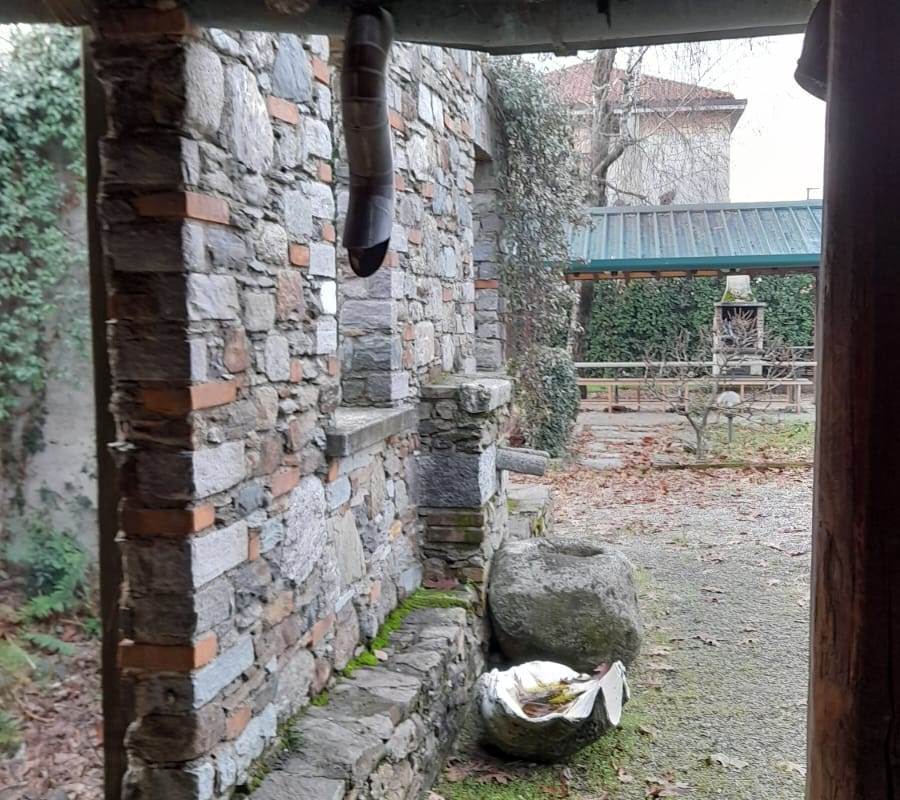 CARUGO vendiamo VILLA CON TERRENO