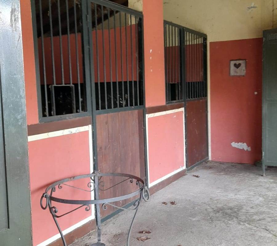 CARUGO vendiamo VILLA CON TERRENO