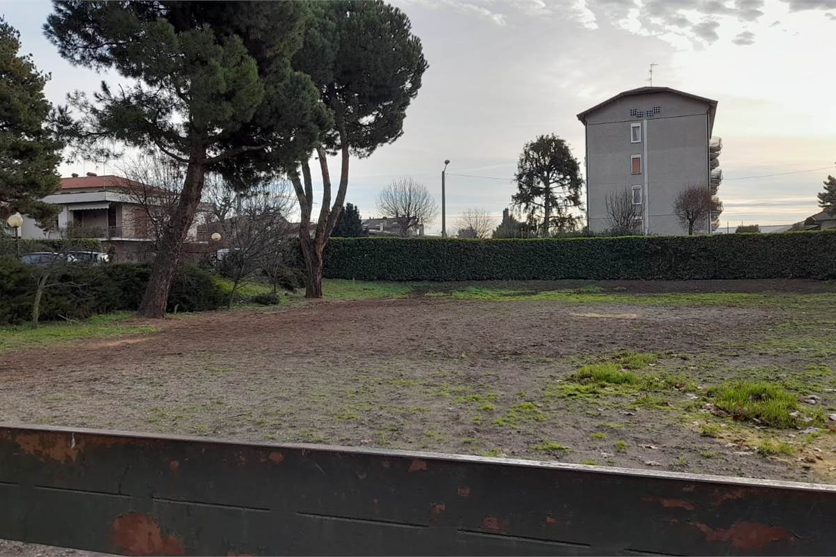 CARUGO vendiamo VILLA CON TERRENO