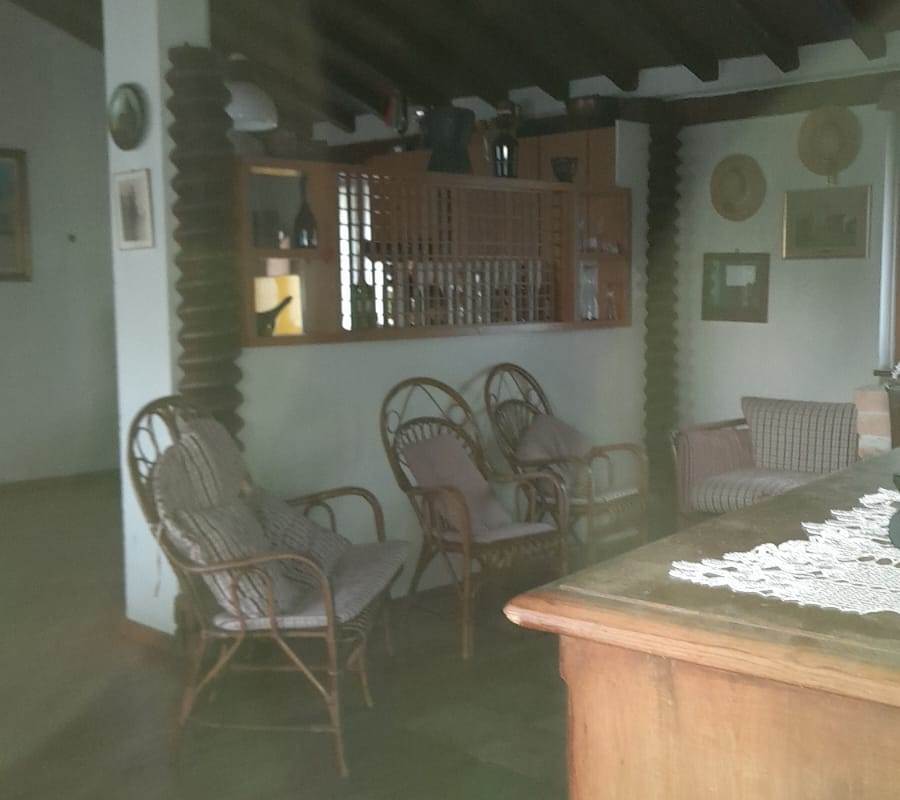 CARUGO vendiamo VILLA CON TERRENO