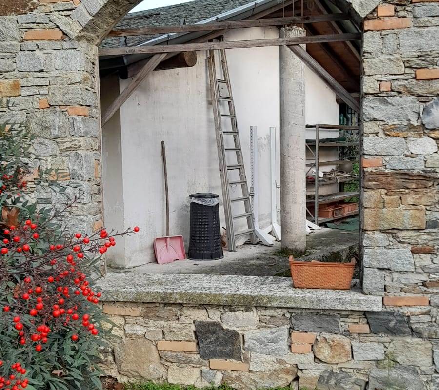 CARUGO vendiamo VILLA CON TERRENO