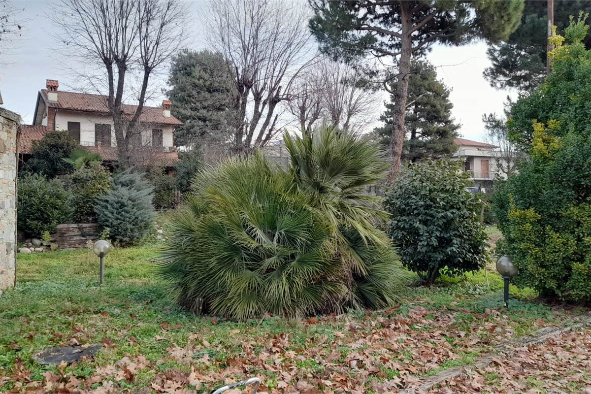 CARUGO vendiamo VILLA CON TERRENO