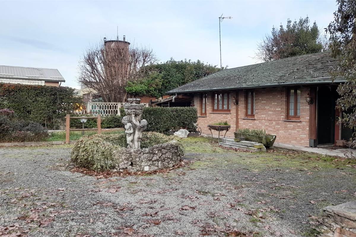 CARUGO vendiamo VILLA CON TERRENO