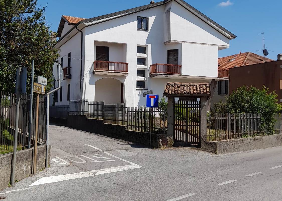 BRENNA vendiamo CAPANNONI con CASA