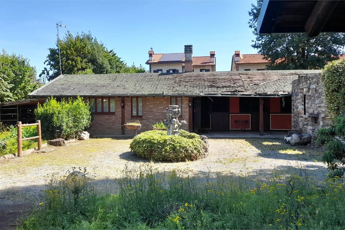 CARUGO vendiamo VILLA CON TERRENO