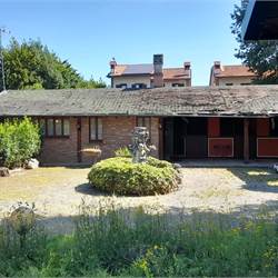 CARUGO vendiamo VILLA CON TERRENO