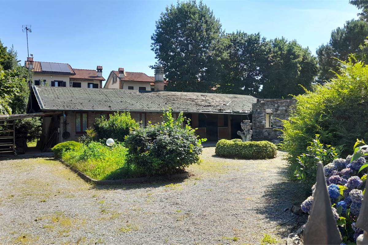 CARUGO vendiamo VILLA CON TERRENO