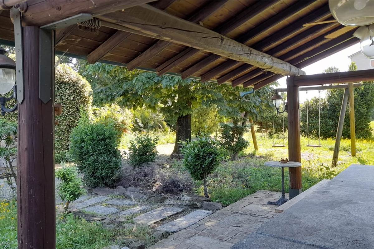 CARUGO vendiamo VILLA CON TERRENO