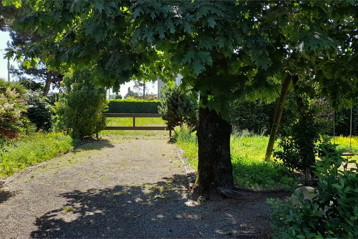 CARUGO vendiamo VILLA CON TERRENO