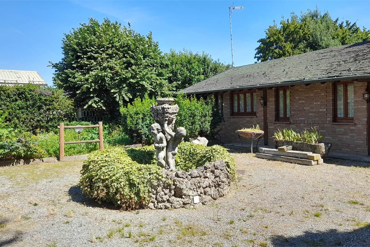 CARUGO vendiamo VILLA CON TERRENO