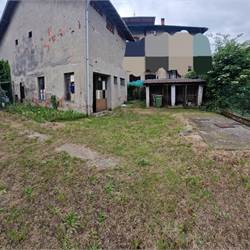 BREGNANO vendesi CASCINA INDIPENDENTE con giardino