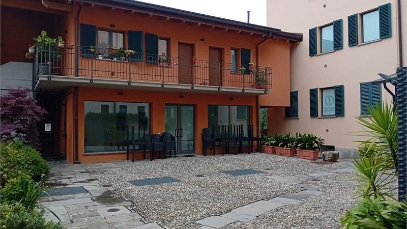 CANTU'  centro affittiamo NEGOZIO/UFFICIO con posto auto