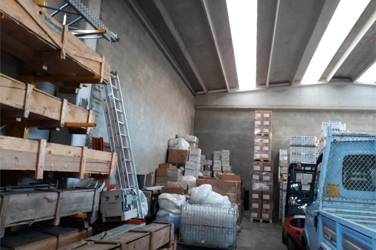 MALNATE località Gurone, CAPANNONE di 400 Mq