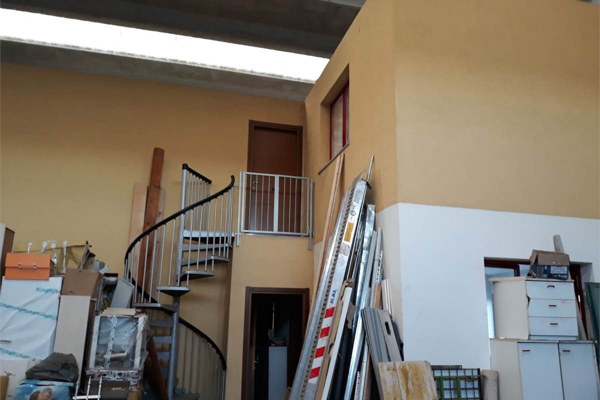 MALNATE località Gurone, CAPANNONE di 400 Mq