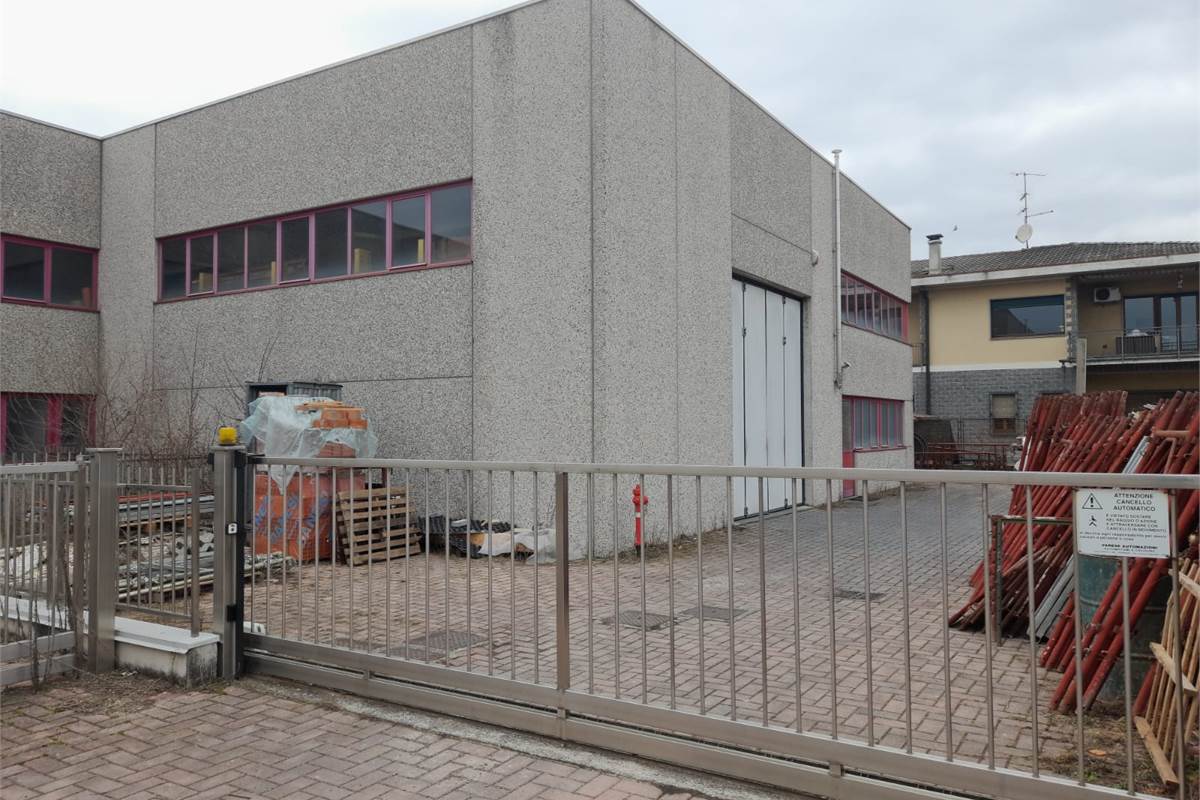 MALNATE località Gurone, CAPANNONE di 400 Mq