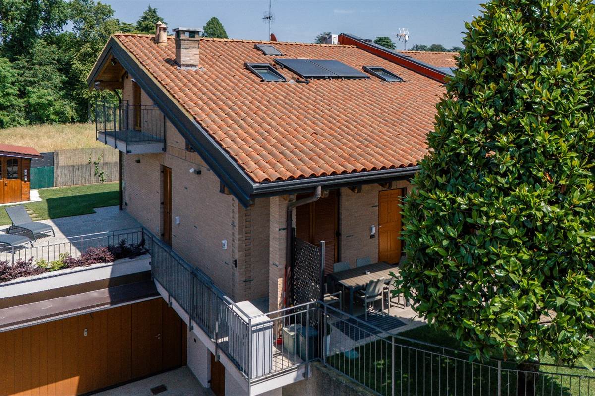 CERMENATE vendo recente VILLA con giardino e box 