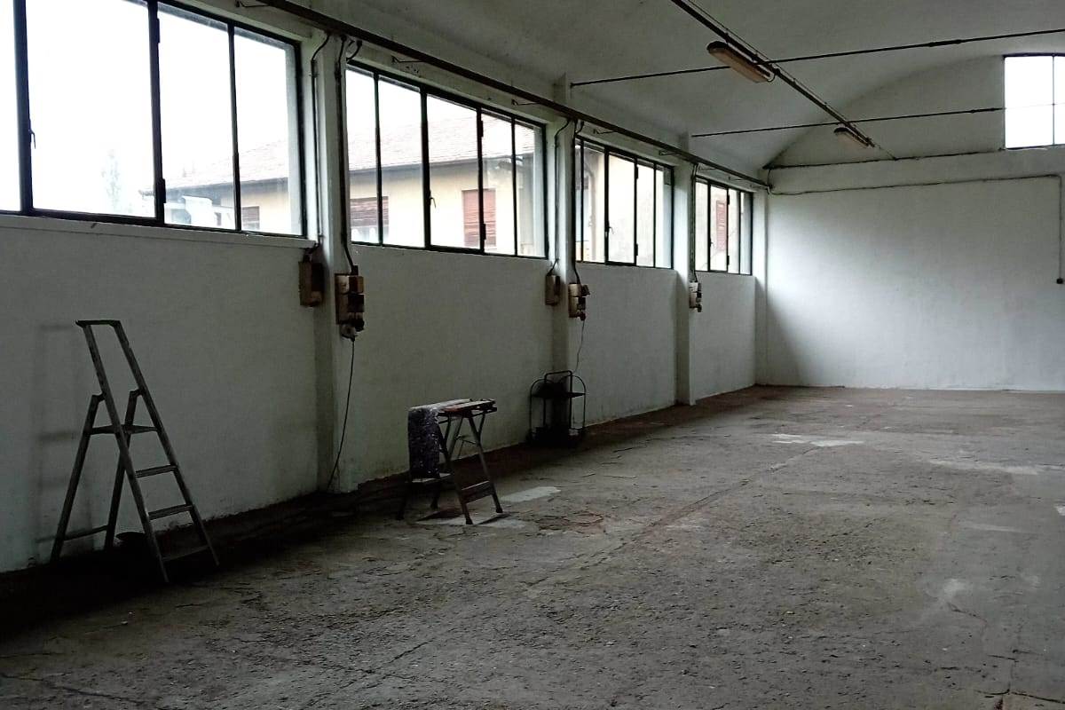 LIPOMO vendo CAPANNONE di 400Mq 