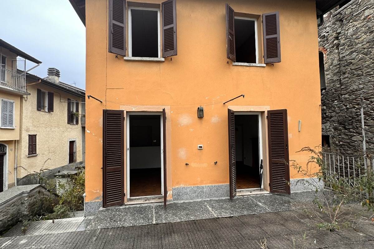 AGRA (VA) vendiamo CASA UNIFAMILIARE