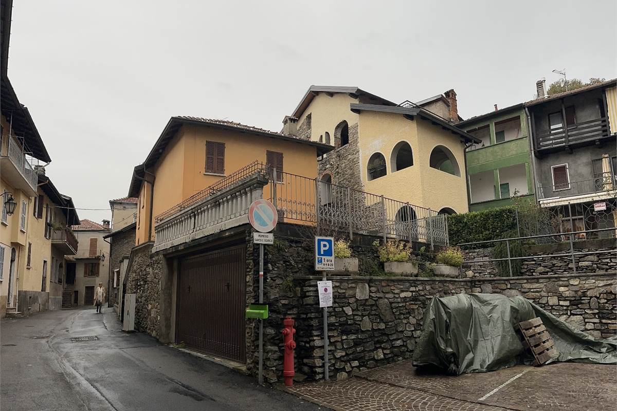 AGRA (VA) vendiamo CASA UNIFAMILIARE