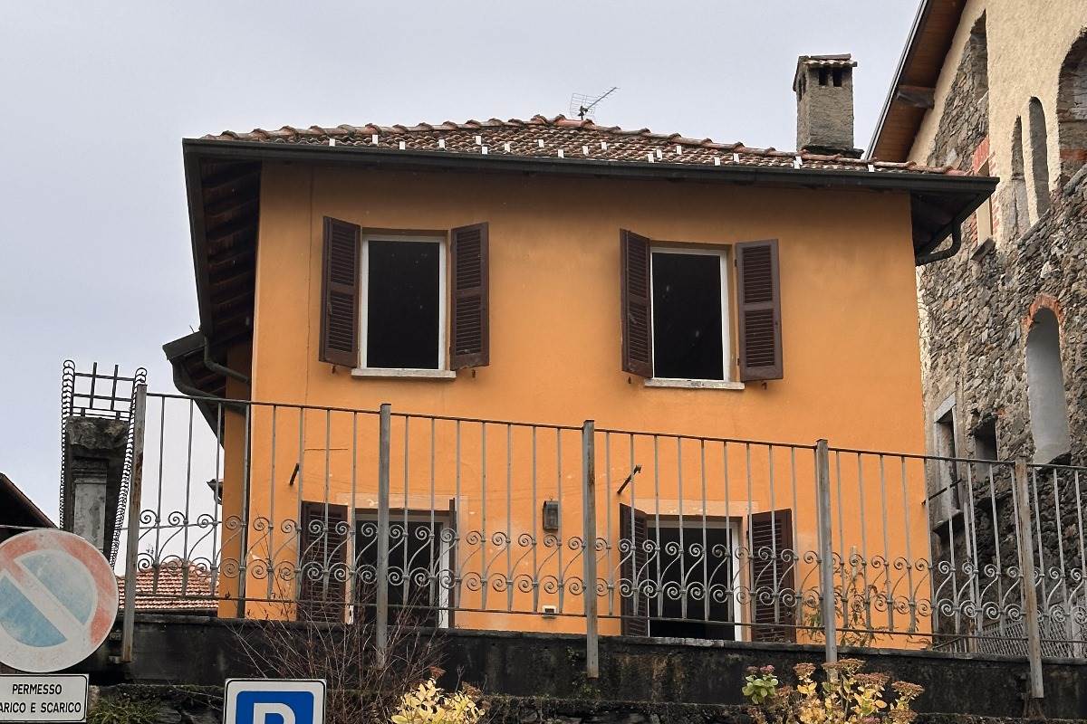 AGRA (VA) vendiamo CASA UNIFAMILIARE