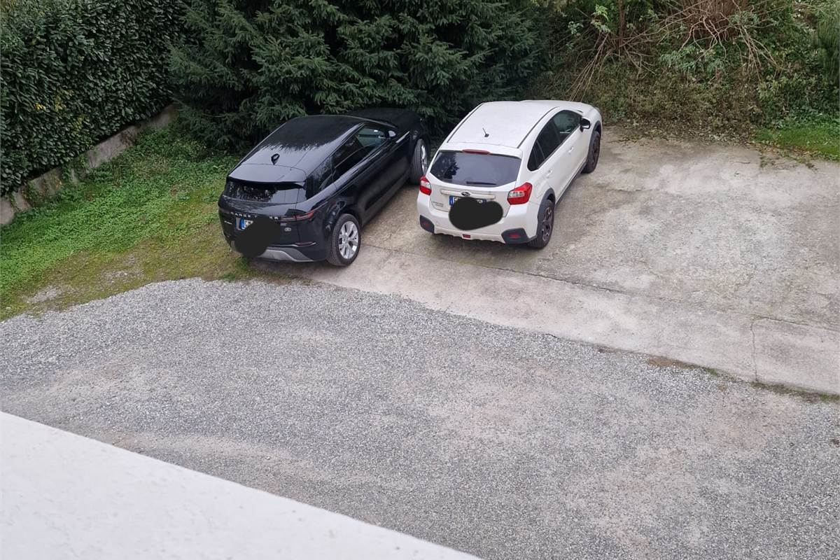 CANTU' vendiamo TRILOCALE con due posti auto