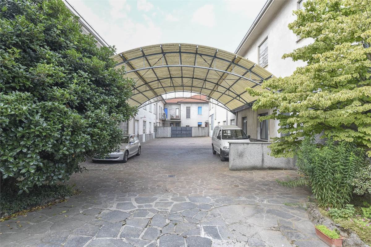 CANTU' vendiamo CAPANNONE di circa 3.000 Mq