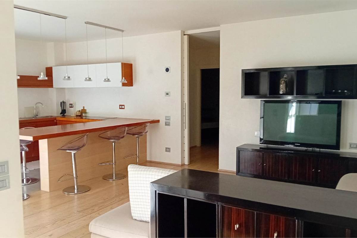 CARIMATE affitto TRILOCALE arredato con giardino