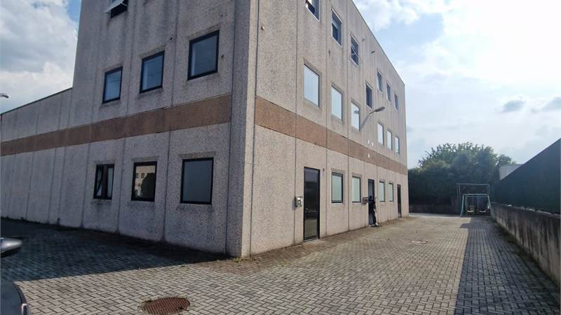 CUCCIAGO affittiamo UFFICIO mq 120 + parcheggio