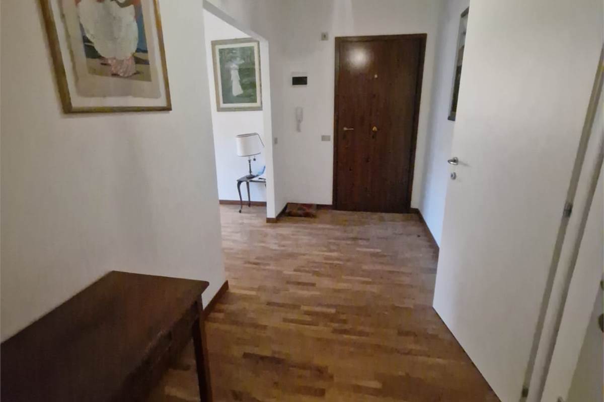 CANTU' Viale Madonna vendiamo TRILOCALE con box