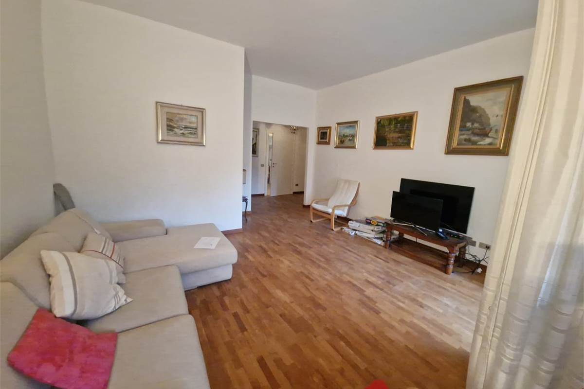 CANTU' Viale Madonna vendiamo TRILOCALE con box
