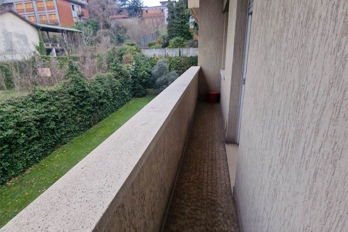 CANTU' Viale Madonna vendiamo TRILOCALE con box