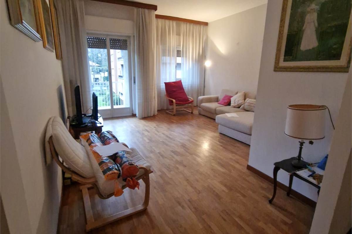 CANTU' Viale Madonna vendiamo TRILOCALE con box