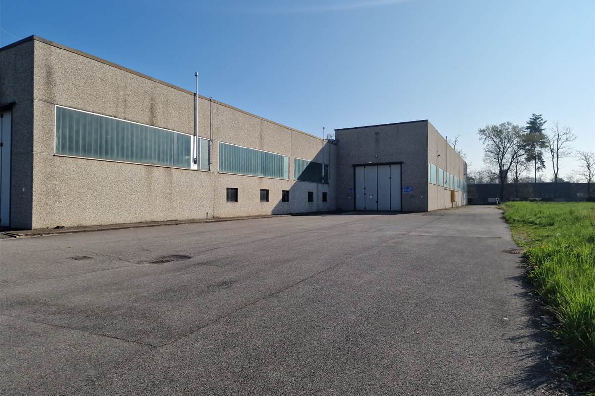NOVEDRATE vendo CAPANNONE con ampia area esterna