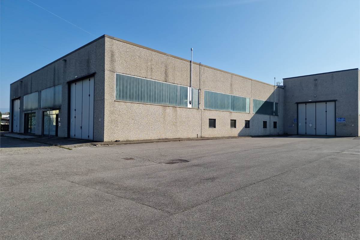 NOVEDRATE vendo CAPANNONE con ampia area esterna