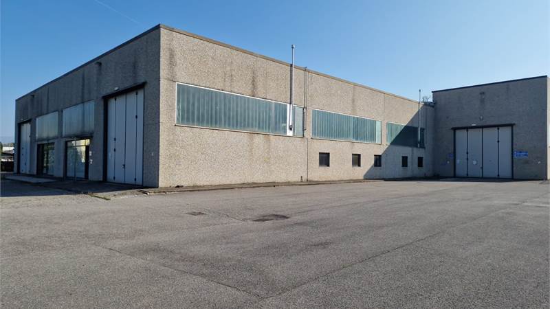 NOVEDRATE vendo CAPANNONE con ampia area esterna