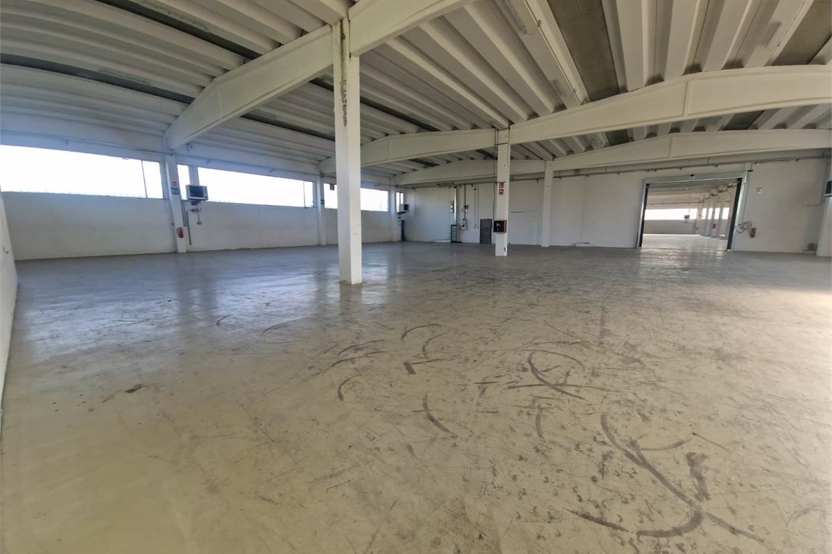 NOVEDRATE vendo CAPANNONE con ampia area esterna