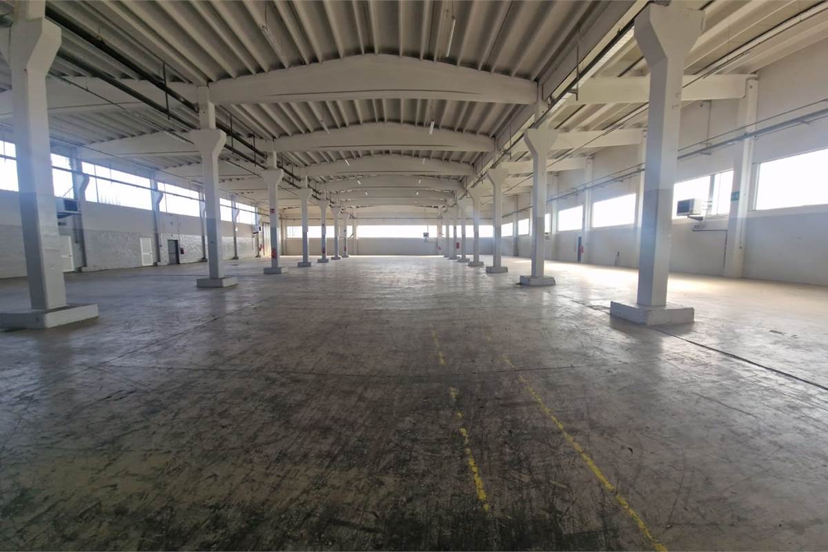 NOVEDRATE vendo CAPANNONE con ampia area esterna