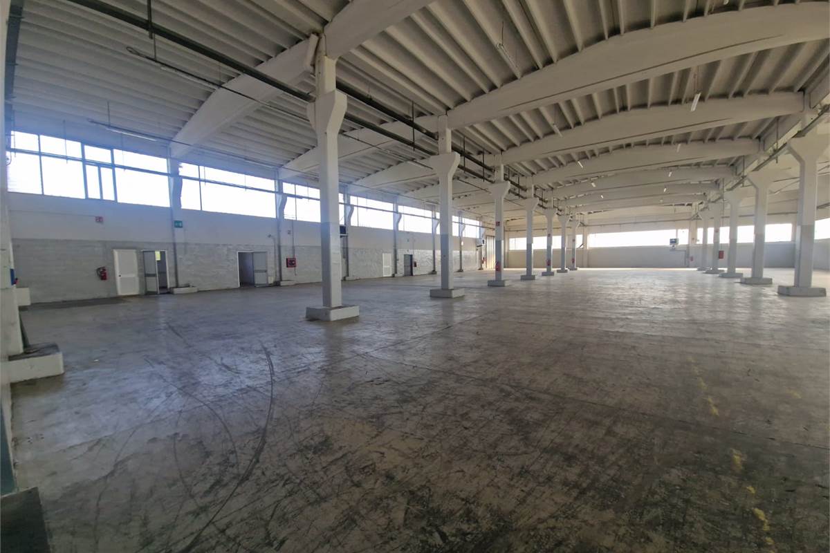 NOVEDRATE vendo CAPANNONE con ampia area esterna