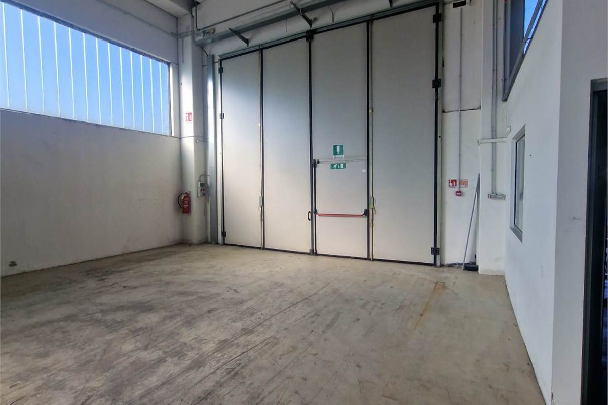 NOVEDRATE vendo CAPANNONE con ampia area esterna