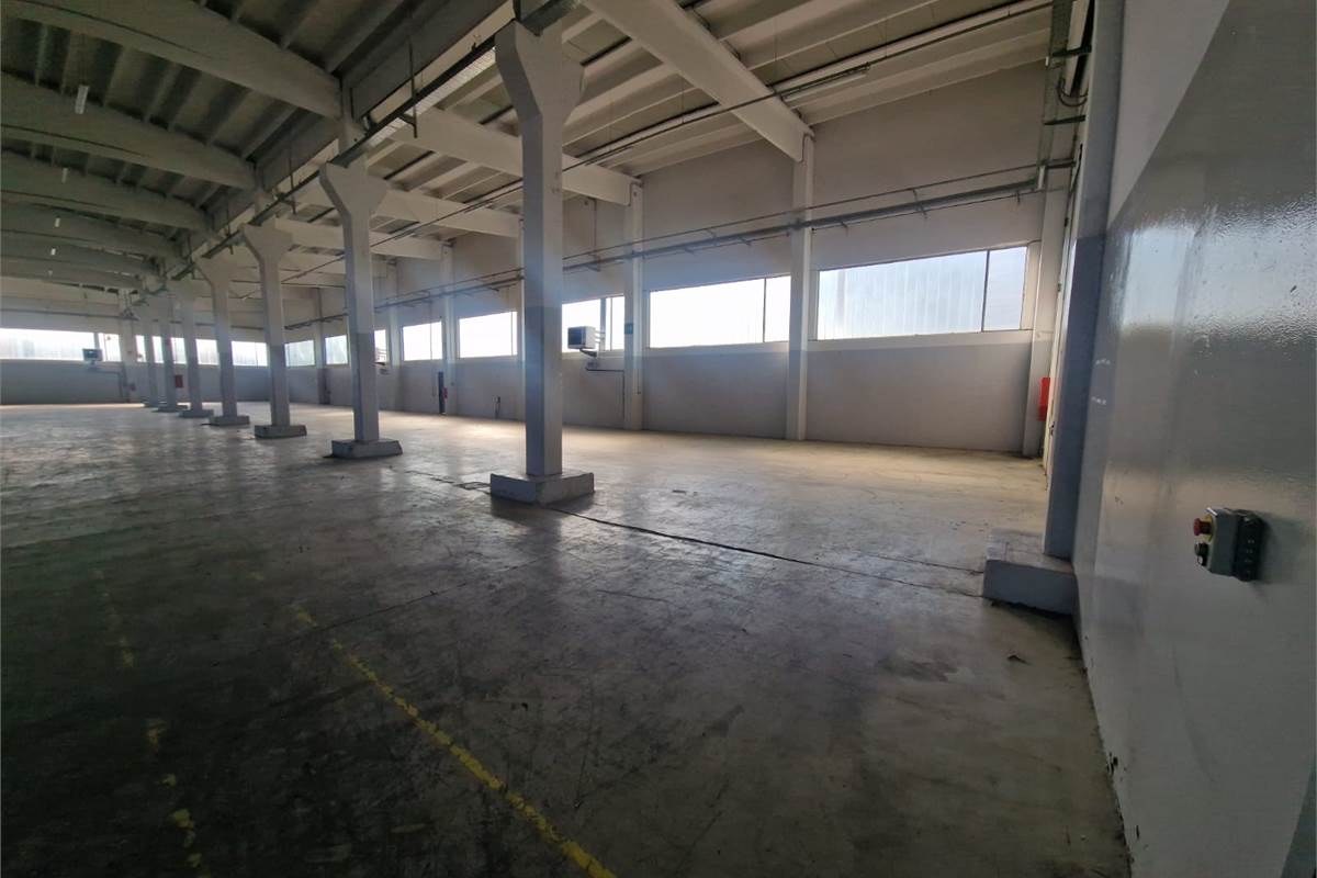 NOVEDRATE vendo CAPANNONE con ampia area esterna