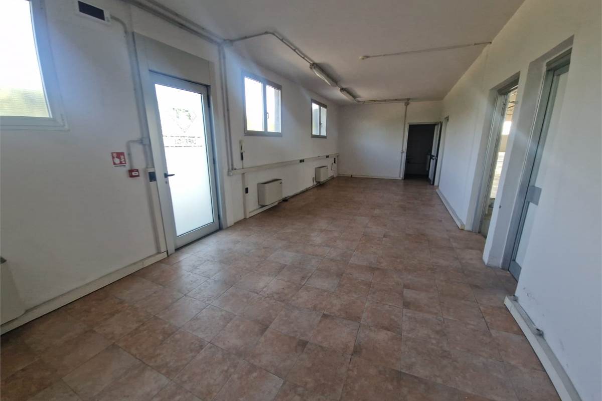 NOVEDRATE vendo CAPANNONE con ampia area esterna