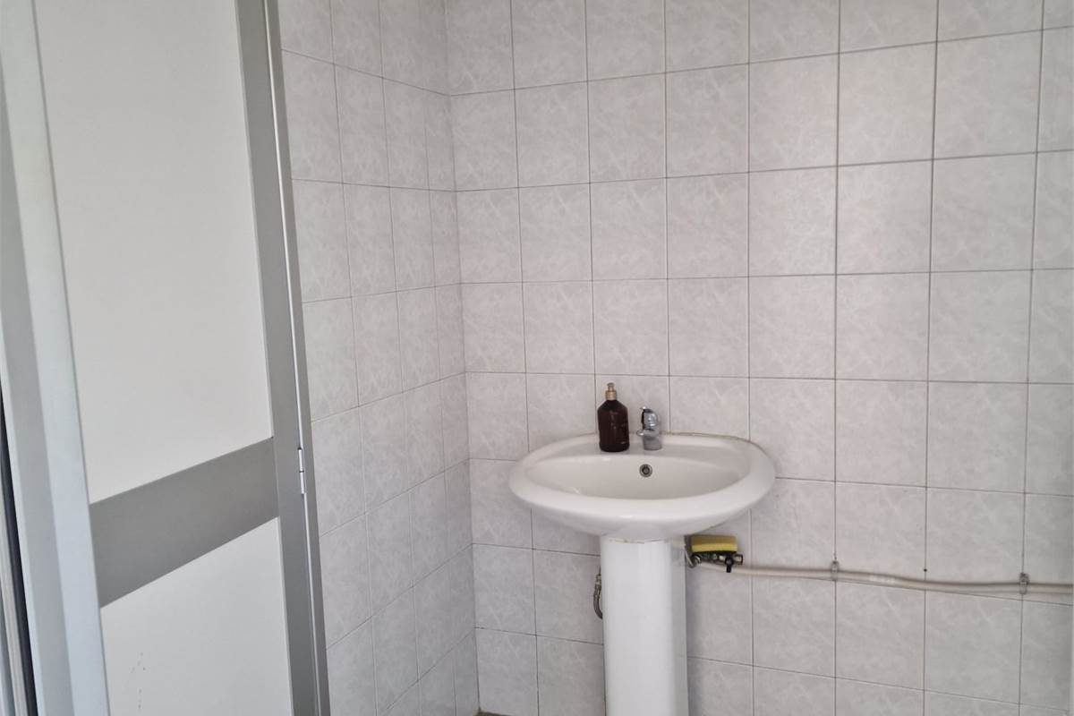 NOVEDRATE vendo CAPANNONE con ampia area esterna