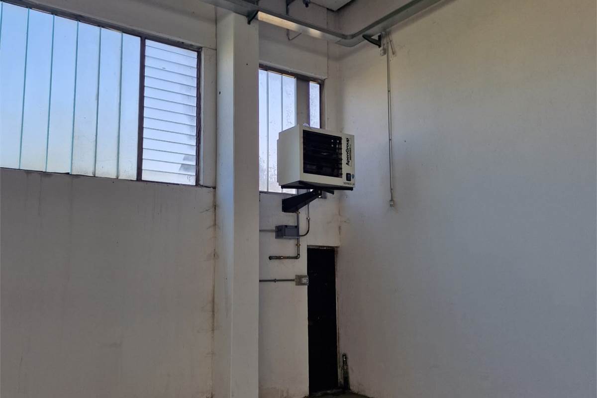 NOVEDRATE vendo CAPANNONE con ampia area esterna