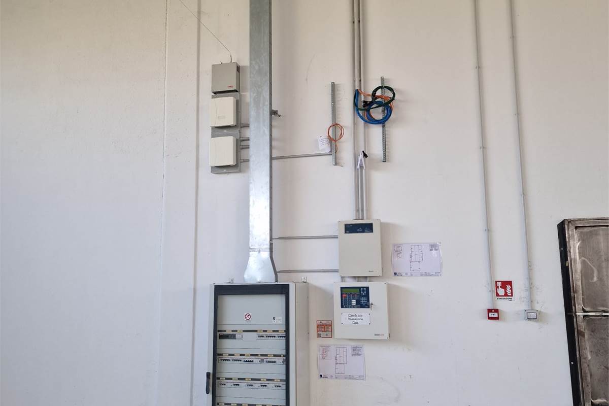 NOVEDRATE vendo CAPANNONE con ampia area esterna