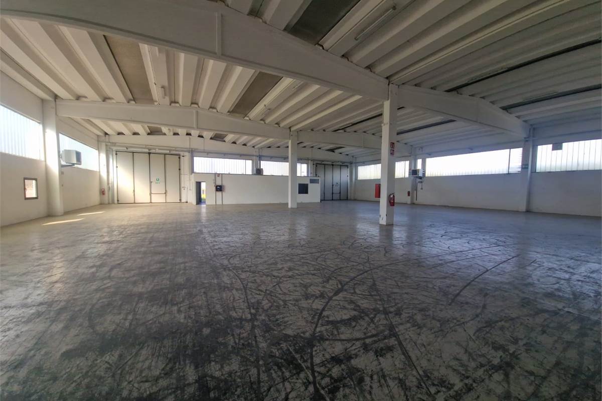 NOVEDRATE vendo CAPANNONE con ampia area esterna