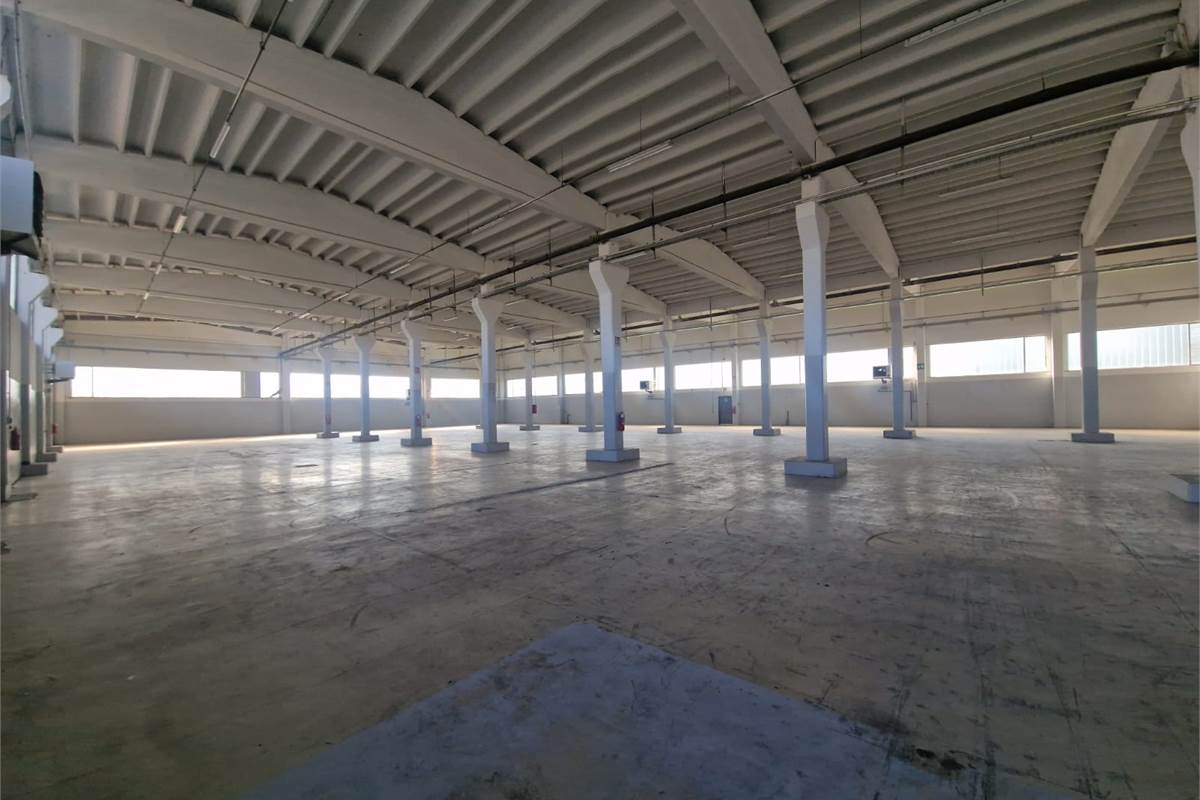 NOVEDRATE vendo CAPANNONE con ampia area esterna