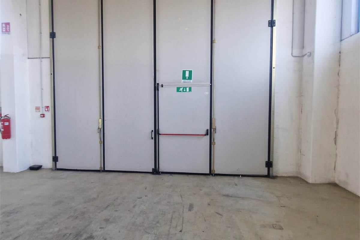 NOVEDRATE vendo CAPANNONE con ampia area esterna