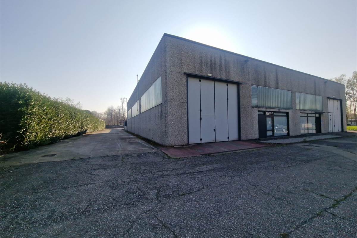 NOVEDRATE vendo CAPANNONE con ampia area esterna