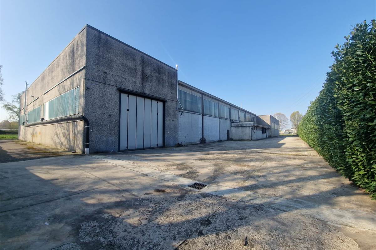 NOVEDRATE vendo CAPANNONE con ampia area esterna
