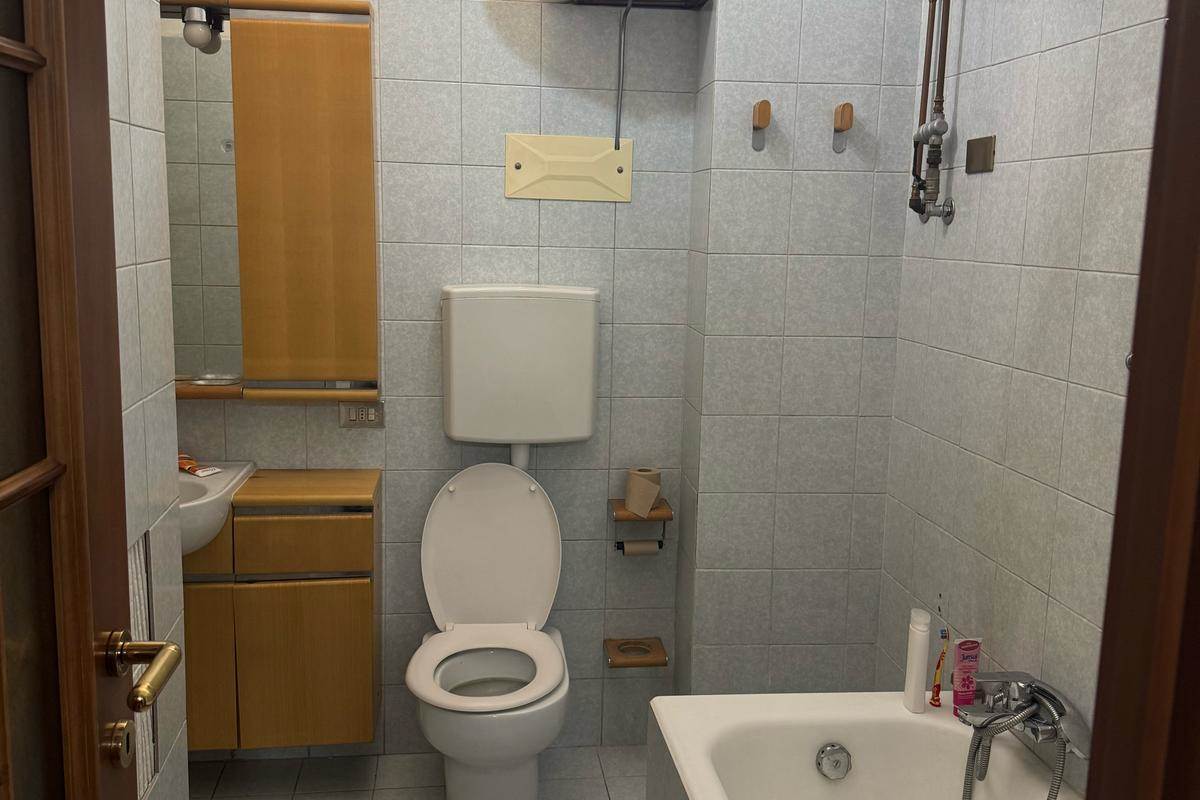 CANTU' vendo BILOCALE al primo piano con cantina